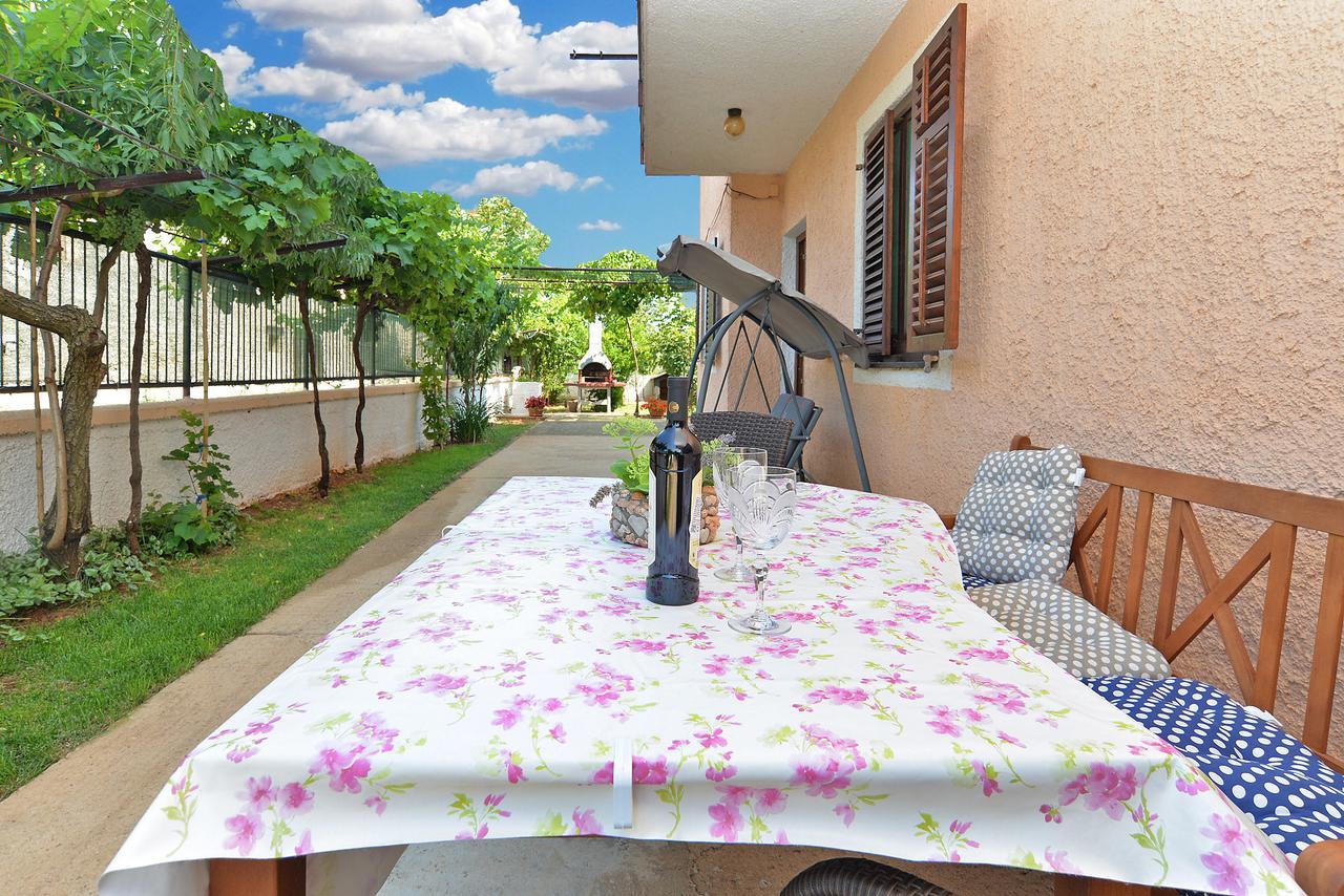 Apartments Gracijano 1724 Liznjan Exterior photo