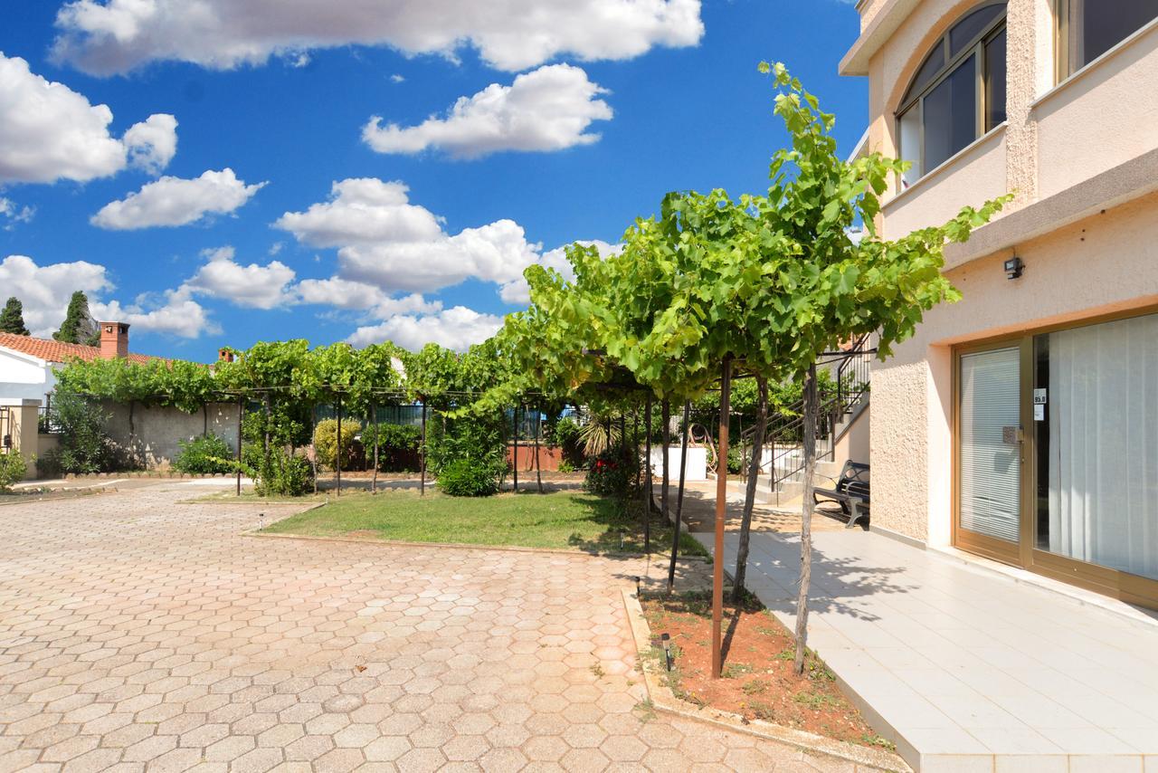 Apartments Gracijano 1724 Liznjan Exterior photo