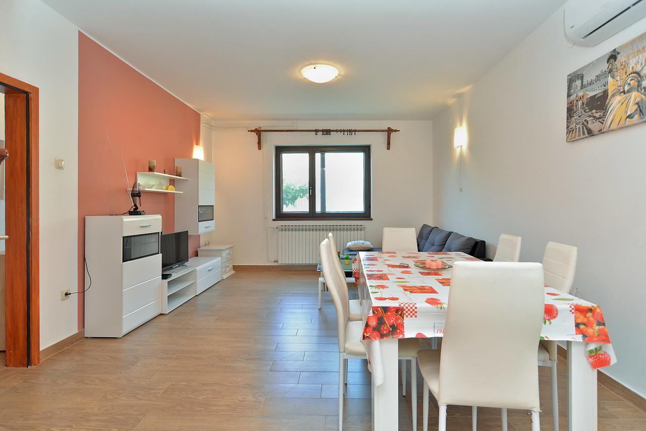 Apartments Gracijano 1724 Liznjan Exterior photo