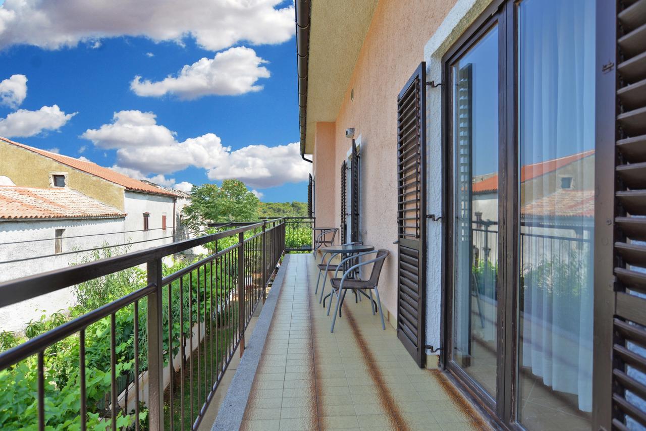 Apartments Gracijano 1724 Liznjan Exterior photo